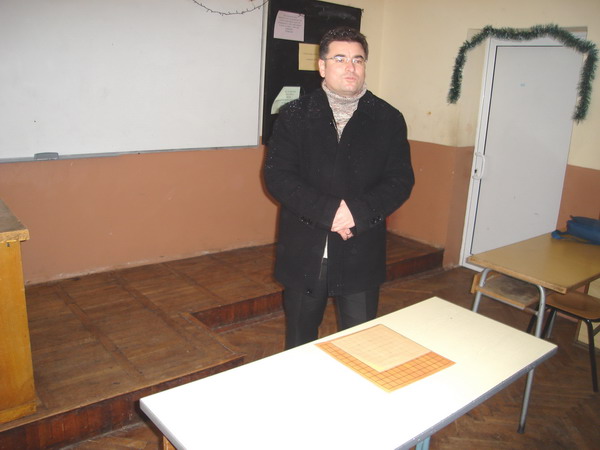 Директорът пожелава успешна игра на учениците Директорът пожелава успешна игра на учениците
