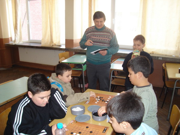 Йони Лазаров наблюдава игрите Йони Лазаров наблюдава игрите