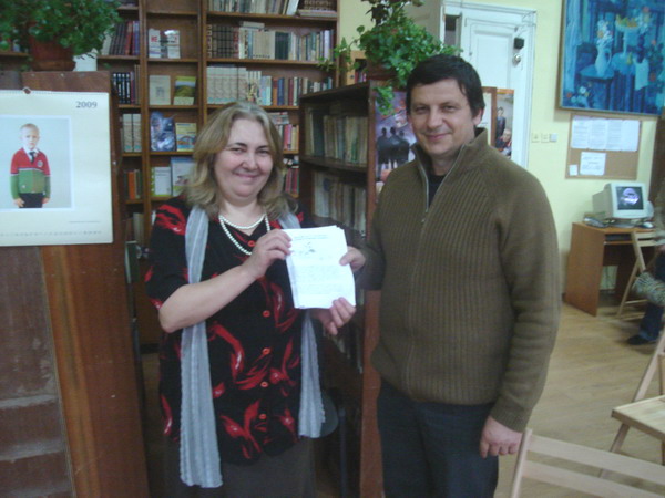 Лазаров предоставя брошури за библиотеката